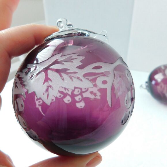 HAND BLOWN ART GLASS ORNAMENT PURPLE ETCHED GRAPES LEAVES Vintage Gift EUC - Picture 2 of 10